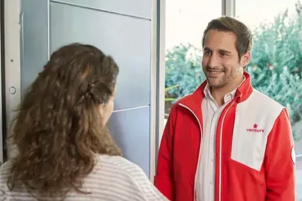 Instalador visitando a una clienta