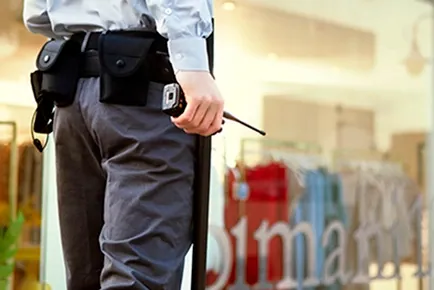 Vigilante en centro comercial