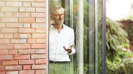 Hombre hablando por teléfono