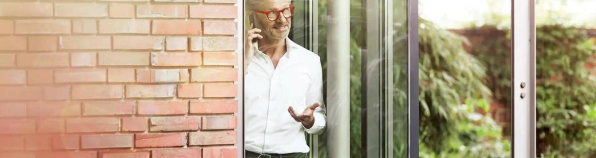 Hombre hablando por teléfono